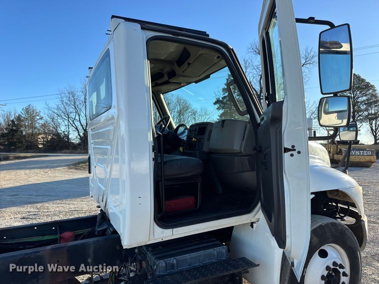 image for item EN0789 2011 International 4300 truck cab and chassis