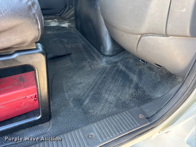 image for item EN0789 2011 International 4300 truck cab and chassis