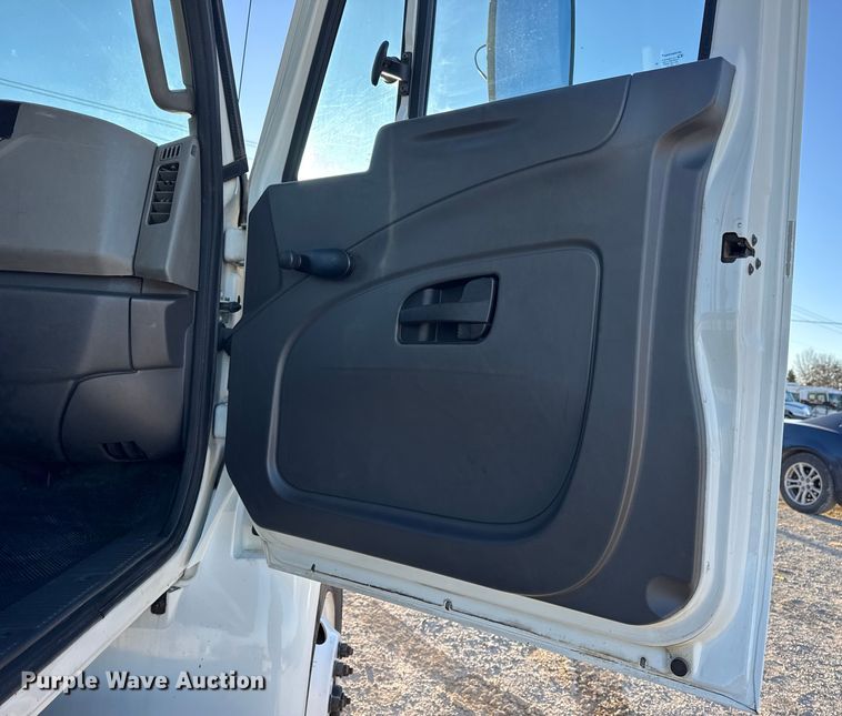 image for item EN0789 2011 International 4300 truck cab and chassis