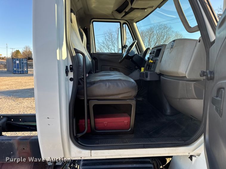 image for item EN0789 2011 International 4300 truck cab and chassis