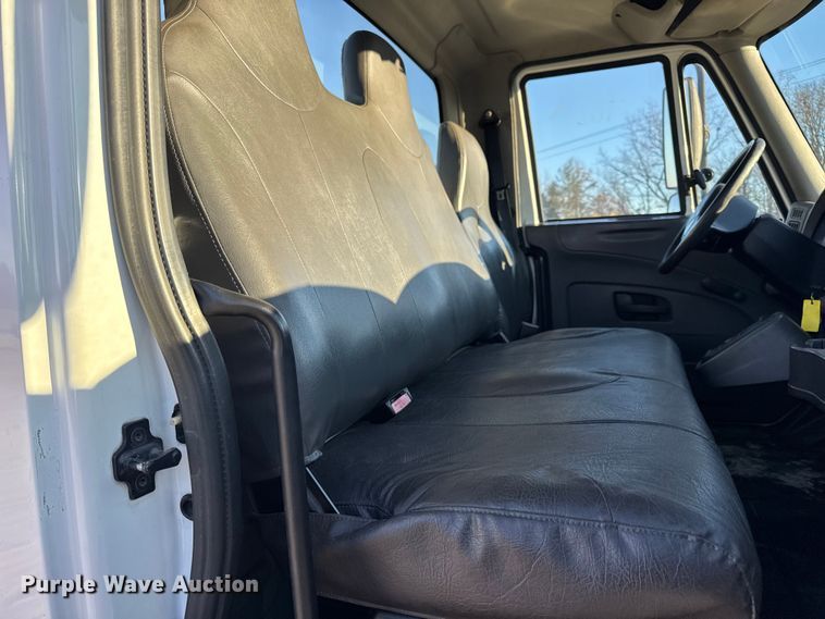 image for item EN0789 2011 International 4300 truck cab and chassis