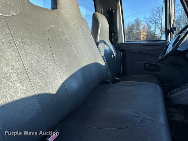 image for item EN0789 2011 International 4300 truck cab and chassis