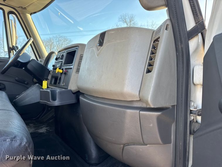 image for item EN0789 2011 International 4300 truck cab and chassis