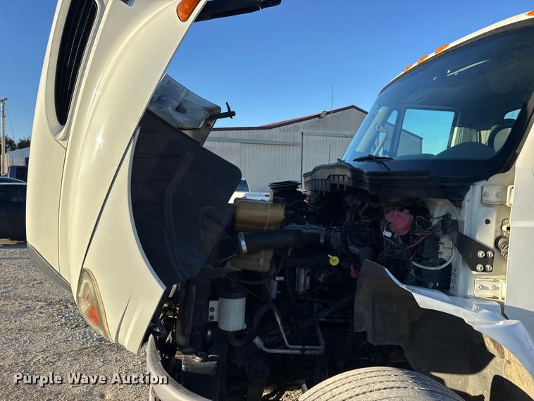 image for item EN0789 2011 International 4300 truck cab and chassis