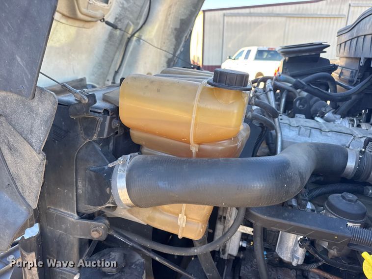 image for item EN0789 2011 International 4300 truck cab and chassis