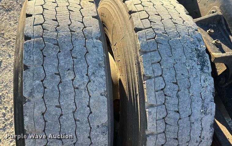 image for item EN0789 2011 International 4300 truck cab and chassis