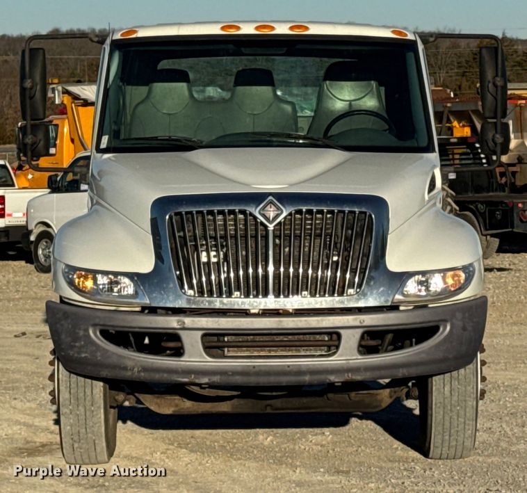 image for item EN0790 2007 International 4300 truck cab and chassis