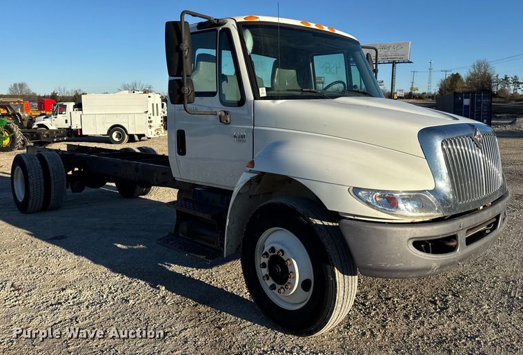 image for item EN0790 2007 International 4300 truck cab and chassis