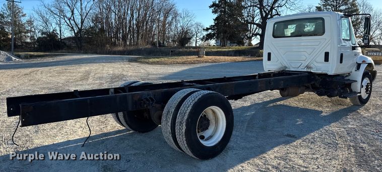 image for item EN0790 2007 International 4300 truck cab and chassis