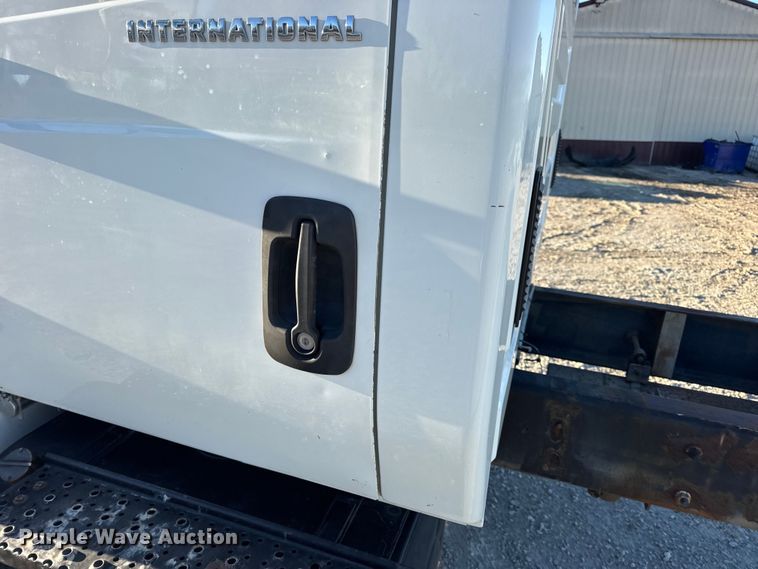 image for item EN0790 2007 International 4300 truck cab and chassis