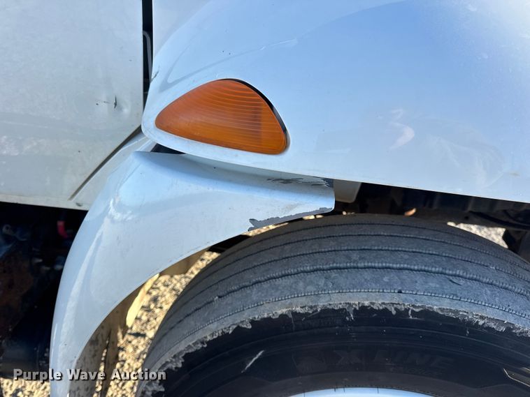 image for item EN0790 2007 International 4300 truck cab and chassis