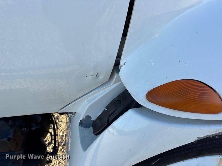 image for item EN0790 2007 International 4300 truck cab and chassis