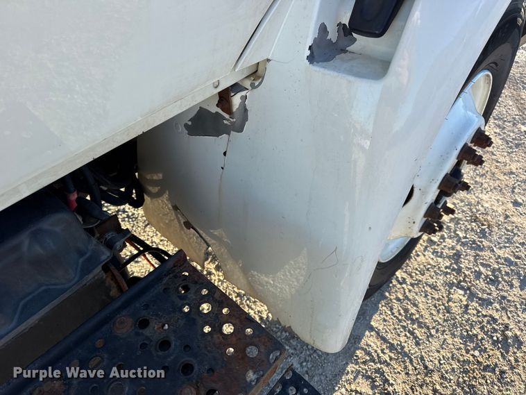 image for item EN0790 2007 International 4300 truck cab and chassis