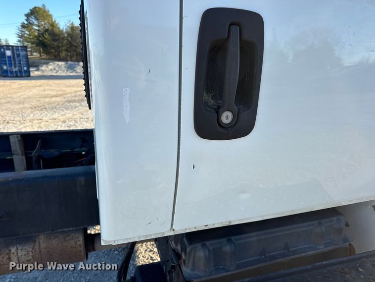 image for item EN0790 2007 International 4300 truck cab and chassis