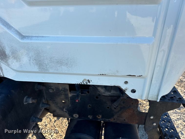 image for item EN0790 2007 International 4300 truck cab and chassis