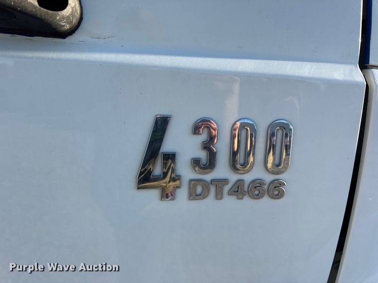 image for item EN0790 2007 International 4300 truck cab and chassis