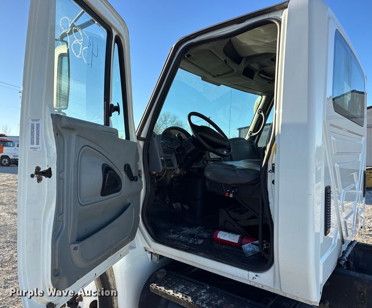 image for item EN0790 2007 International 4300 truck cab and chassis