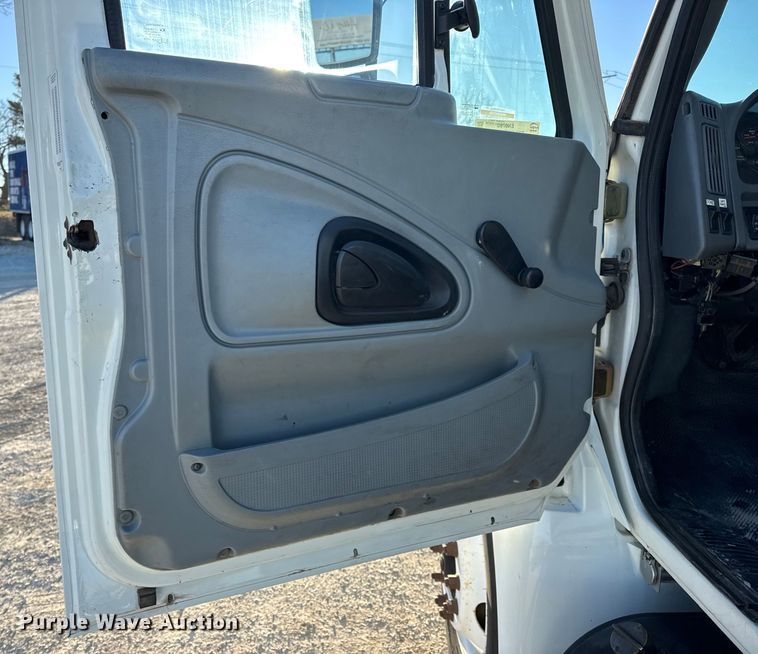 image for item EN0790 2007 International 4300 truck cab and chassis