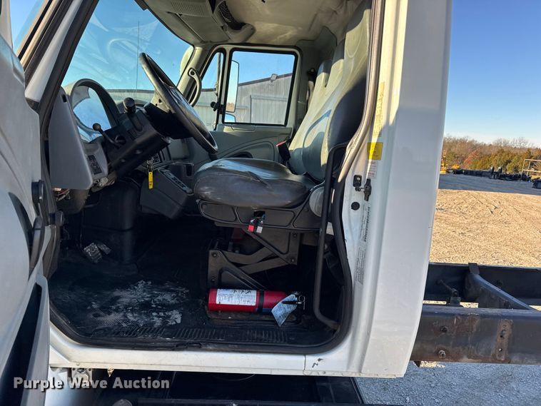 image for item EN0790 2007 International 4300 truck cab and chassis