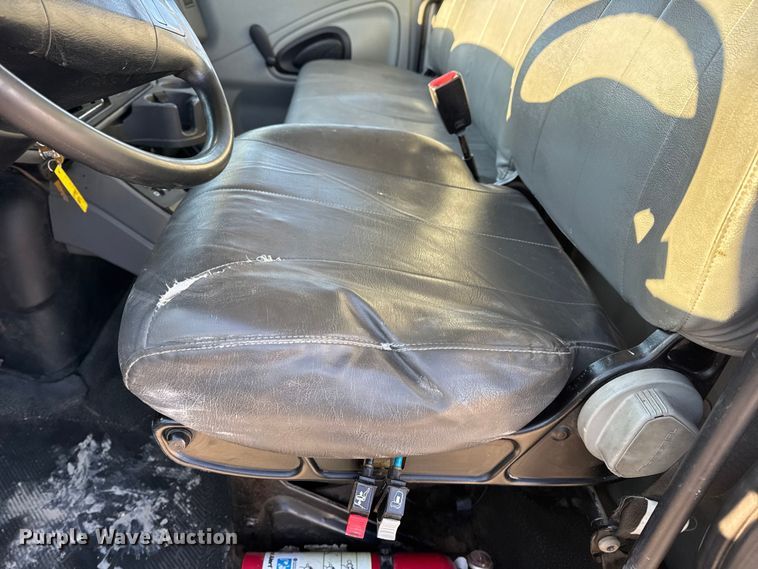 image for item EN0790 2007 International 4300 truck cab and chassis