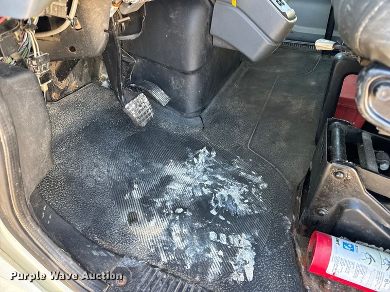 image for item EN0790 2007 International 4300 truck cab and chassis