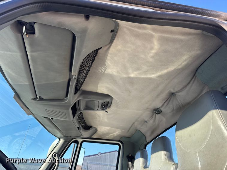 image for item EN0790 2007 International 4300 truck cab and chassis