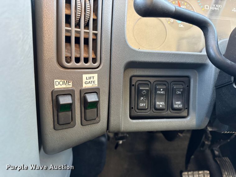 image for item EN0790 2007 International 4300 truck cab and chassis