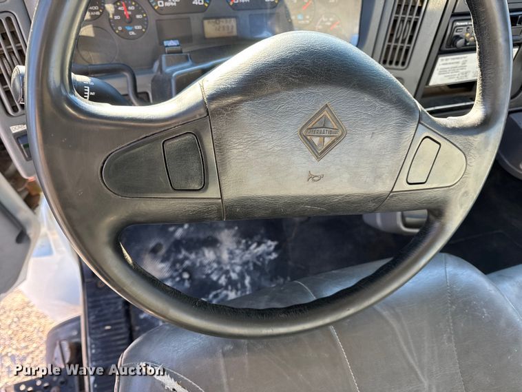 image for item EN0790 2007 International 4300 truck cab and chassis