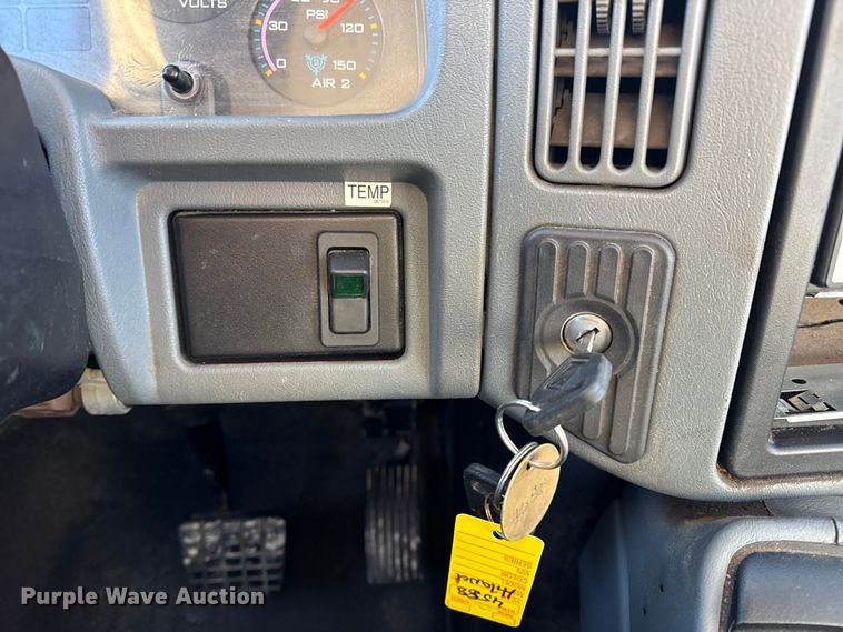 image for item EN0790 2007 International 4300 truck cab and chassis