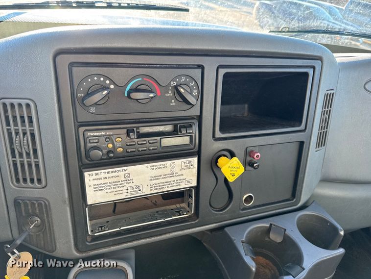 image for item EN0790 2007 International 4300 truck cab and chassis