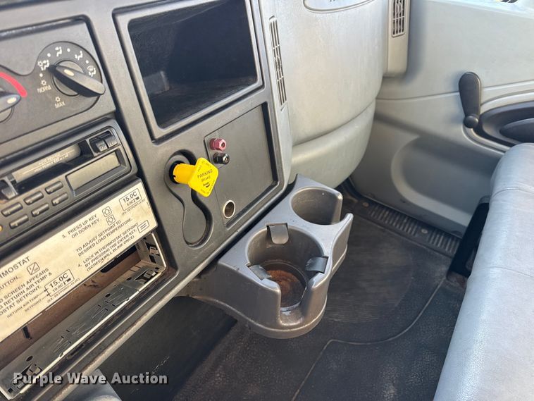 image for item EN0790 2007 International 4300 truck cab and chassis