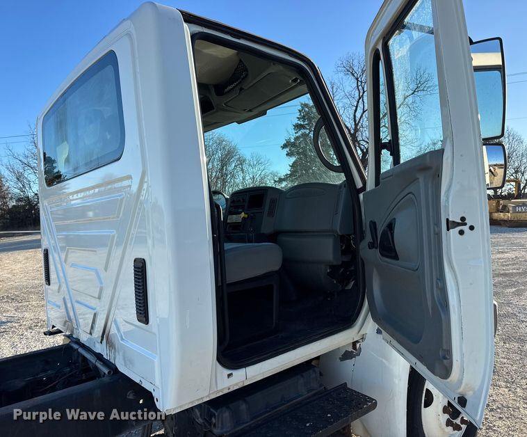 image for item EN0790 2007 International 4300 truck cab and chassis