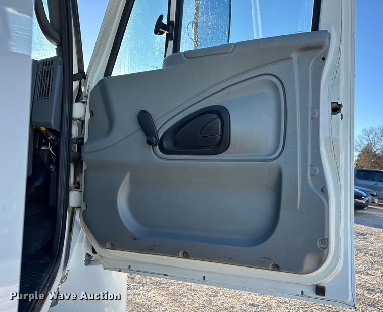 image for item EN0790 2007 International 4300 truck cab and chassis