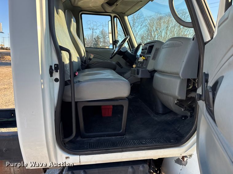 image for item EN0790 2007 International 4300 truck cab and chassis