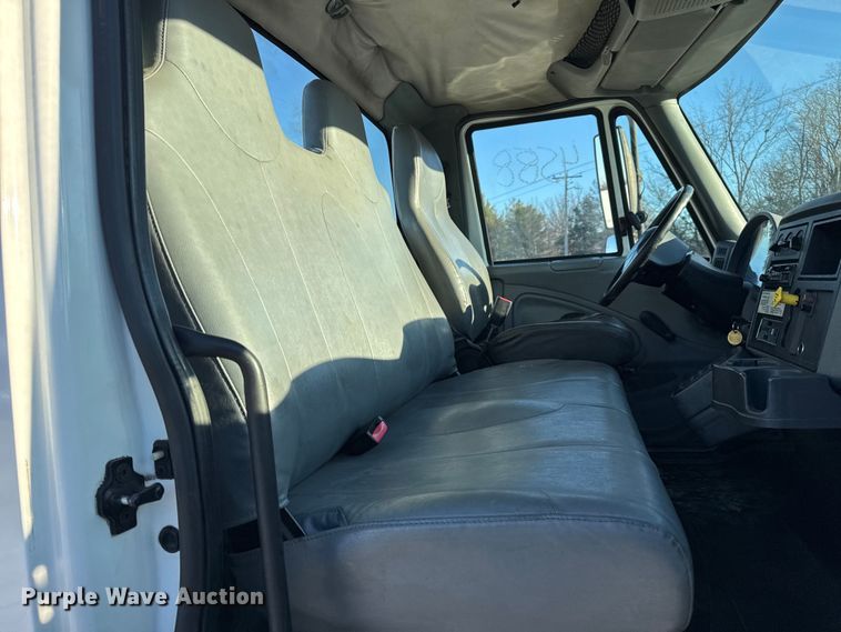 image for item EN0790 2007 International 4300 truck cab and chassis