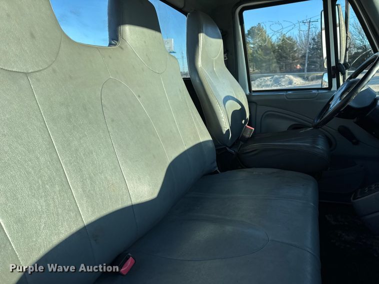 image for item EN0790 2007 International 4300 truck cab and chassis