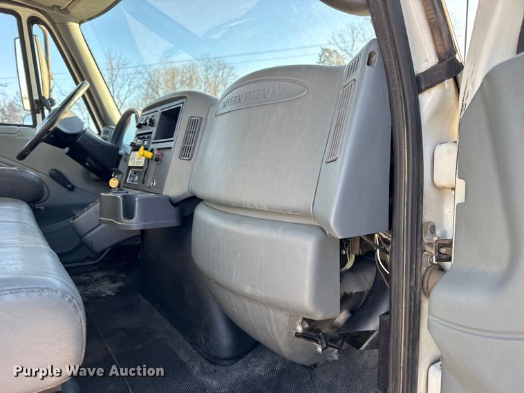 image for item EN0790 2007 International 4300 truck cab and chassis