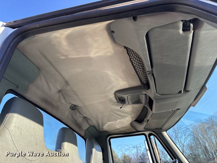 image for item EN0790 2007 International 4300 truck cab and chassis