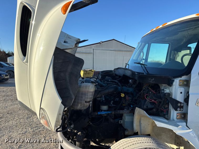 image for item EN0790 2007 International 4300 truck cab and chassis