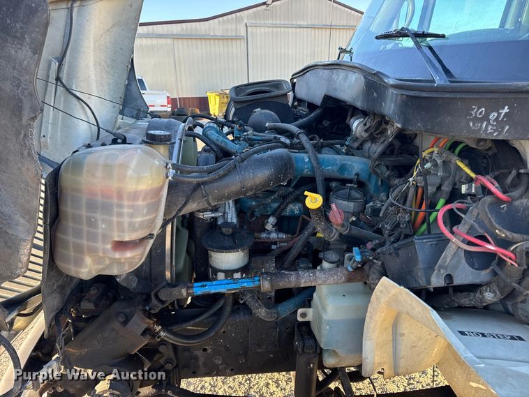 image for item EN0790 2007 International 4300 truck cab and chassis