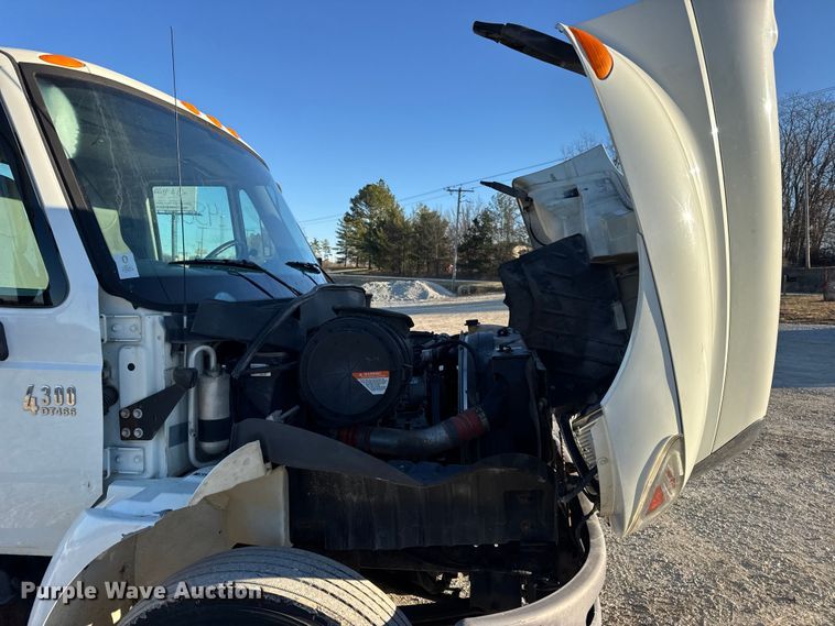 image for item EN0790 2007 International 4300 truck cab and chassis