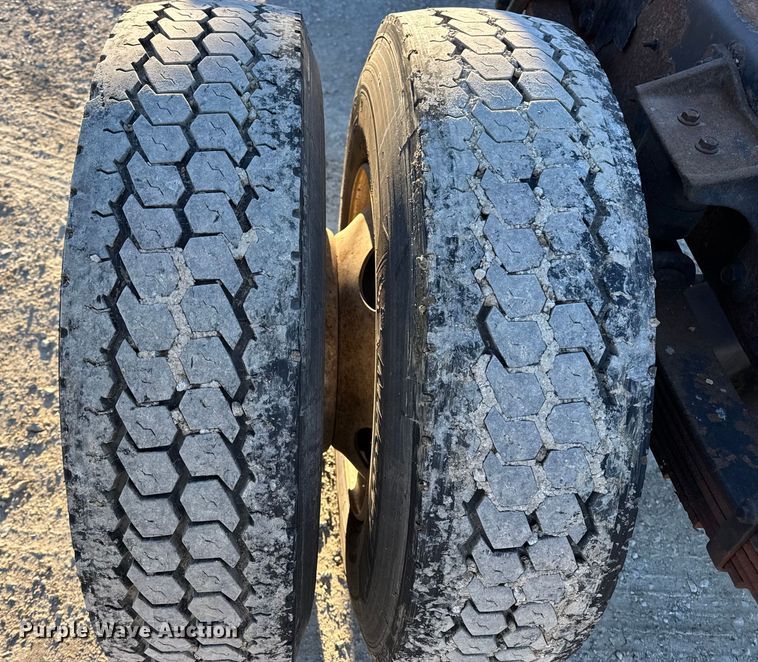 image for item EN0790 2007 International 4300 truck cab and chassis