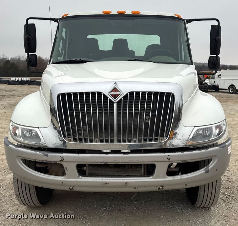 image for item EN0819 2010 International 4400 truck cab and chassis