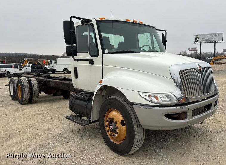 image for item EN0819 2010 International 4400 truck cab and chassis