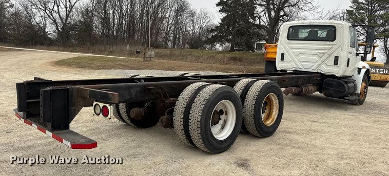 image for item EN0819 2010 International 4400 truck cab and chassis