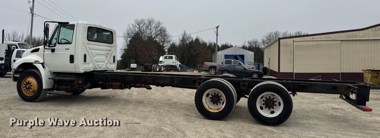 image for item EN0819 2010 International 4400 truck cab and chassis