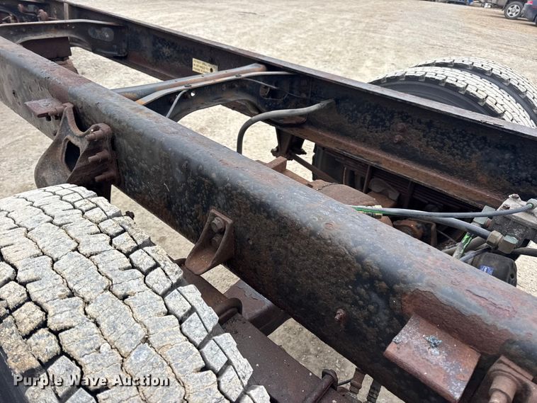 image for item EN0819 2010 International 4400 truck cab and chassis