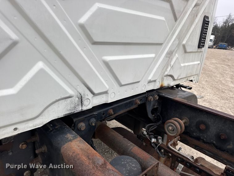 image for item EN0819 2010 International 4400 truck cab and chassis