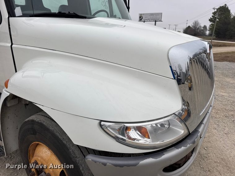 image for item EN0819 2010 International 4400 truck cab and chassis