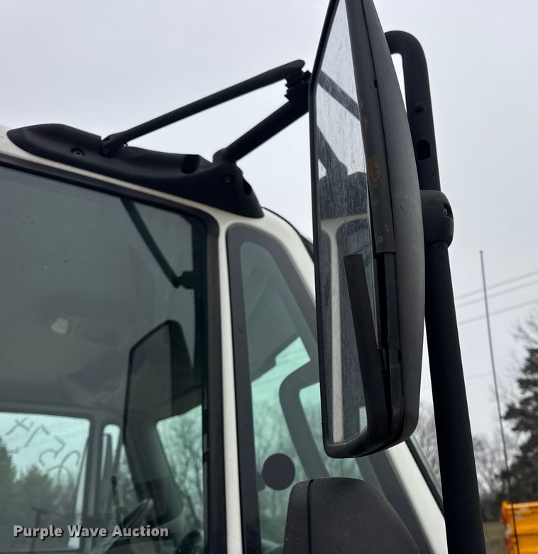 image for item EN0819 2010 International 4400 truck cab and chassis